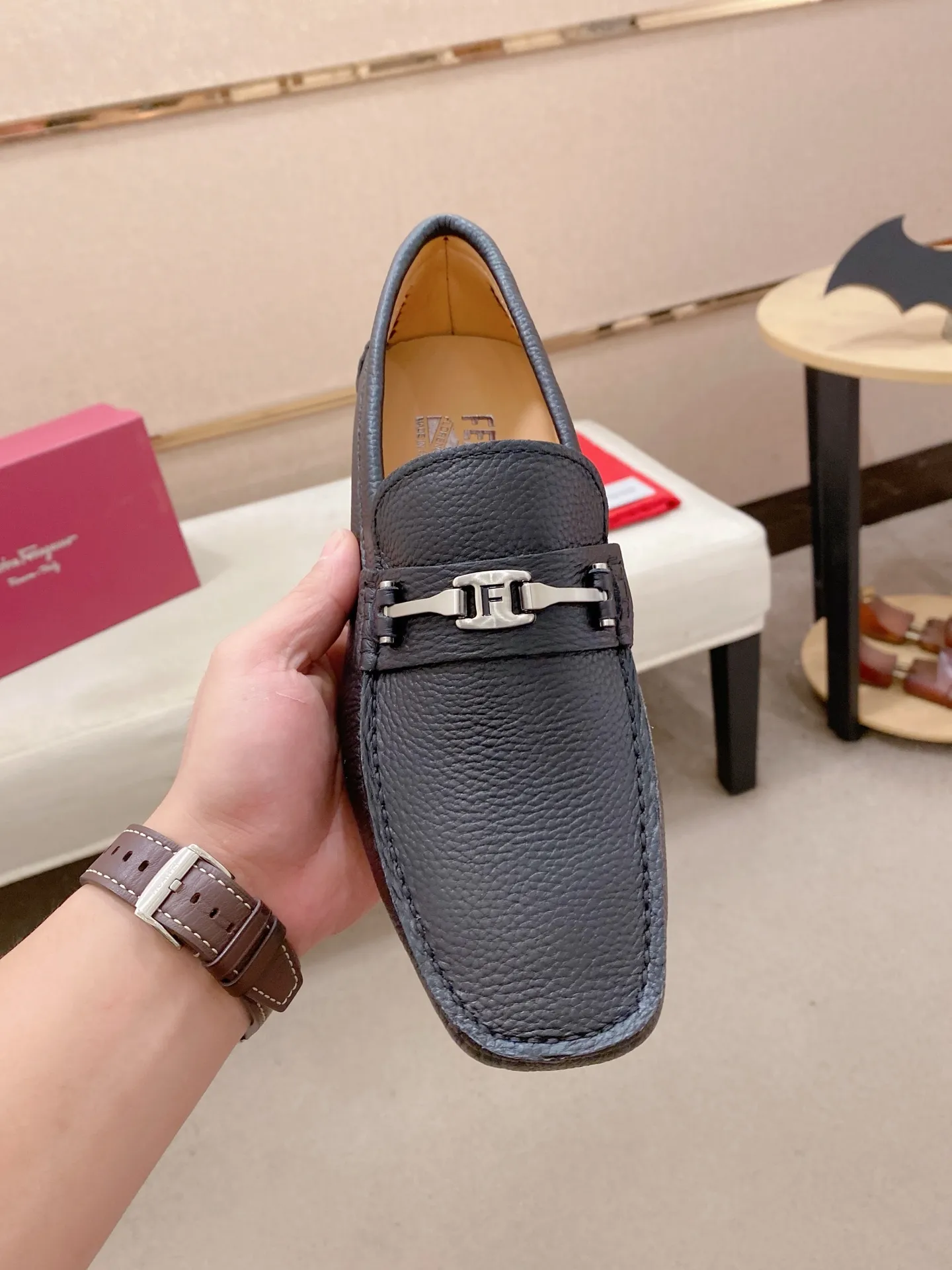 Factory price: 540💰High-end quality! Ferragamo🆕🆕Exclusive hot-selling products in stock🔥🔥New products on the shelves, high-quality Ferragamo men's pea shoes, high-end casual driving shoes, with complete packaging! 💪 💪 Material: imported first-layer cowhide 🐂 + imported high-quality water-dyed cowhide lining + wear-resistant outsole 👍🏻👍🏻 Features: high-end and comfortable, purely handmade 🚀 🚀 Create the perfect shoe that suits you best 🔥 🔥 Size: (38-44) 45 standard size can be customized!